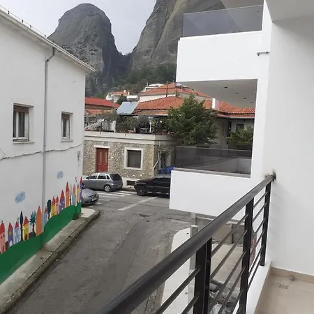 Daire Under The Rocks Kalampáka