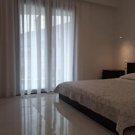 Daire Under The Rocks *