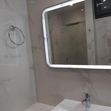 Daire Under The Rocks Kalampáka