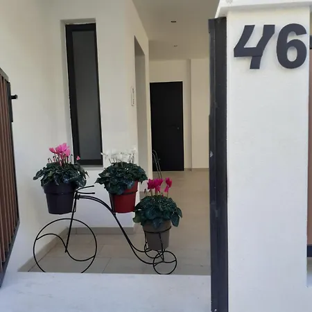 Daire Under The Rocks Kalampáka