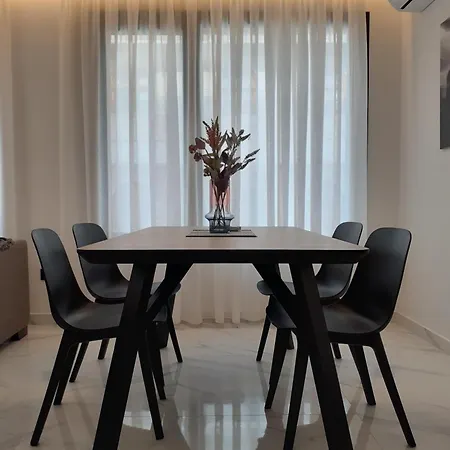 Daire Under The Rocks Kalampáka